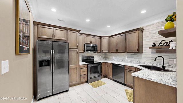 8022 Wooded Ridge Dr, Louisville, KY 40214