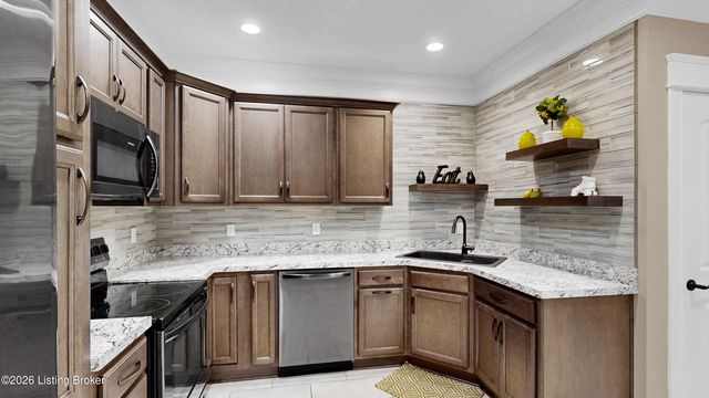8022 Wooded Ridge Dr, Louisville, KY 40214