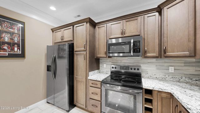 8022 Wooded Ridge Dr, Louisville, KY 40214