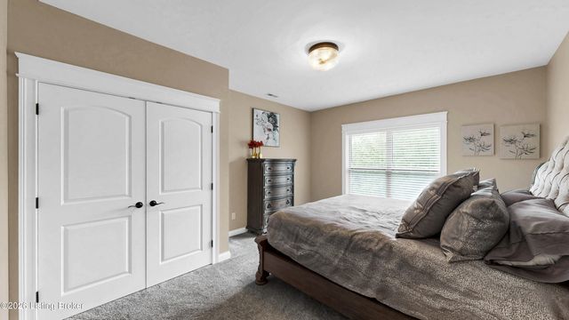 8022 Wooded Ridge Dr, Louisville, KY 40214