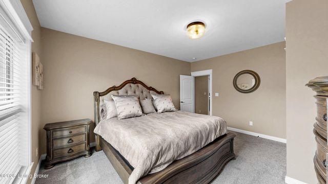 8022 Wooded Ridge Dr, Louisville, KY 40214