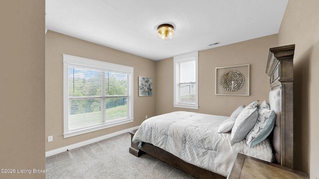 8022 Wooded Ridge Dr, Louisville, KY 40214