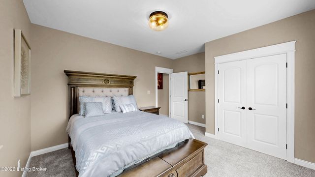 8022 Wooded Ridge Dr, Louisville, KY 40214