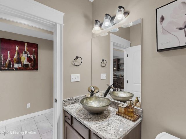 8022 Wooded Ridge Dr, Louisville, KY 40214