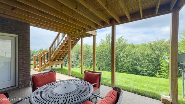 8022 Wooded Ridge Dr, Louisville, KY 40214