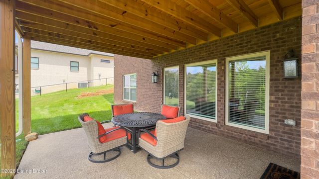 8022 Wooded Ridge Dr, Louisville, KY 40214