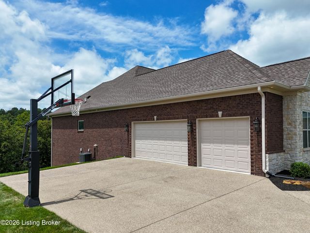 8022 Wooded Ridge Dr, Louisville, KY 40214