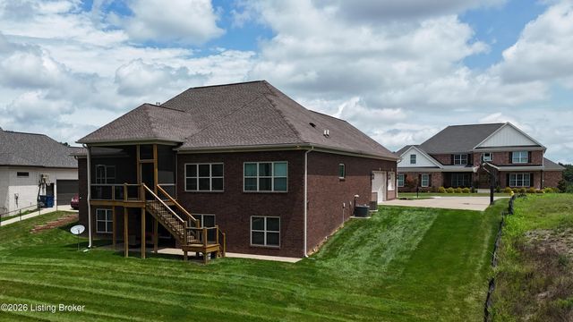 8022 Wooded Ridge Dr, Louisville, KY 40214