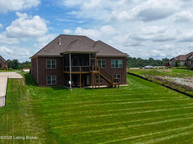 8022 Wooded Ridge Dr, Louisville, KY 40214