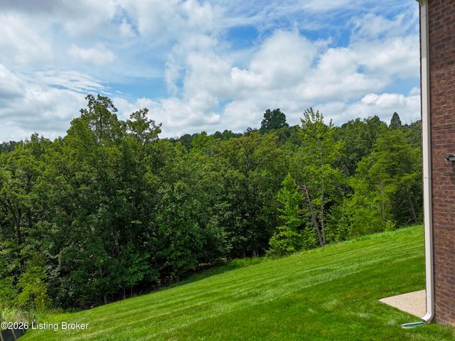 8022 Wooded Ridge Dr, Louisville, KY 40214