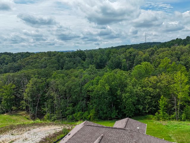 8022 Wooded Ridge Dr, Louisville, KY 40214