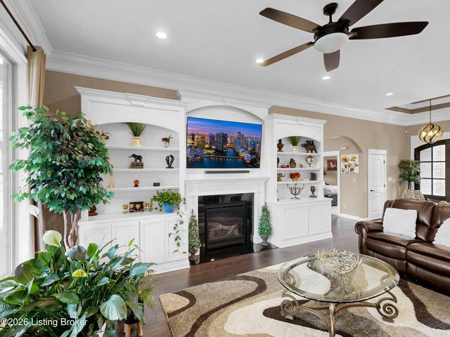 8022 Wooded Ridge Dr, Louisville, KY 40214