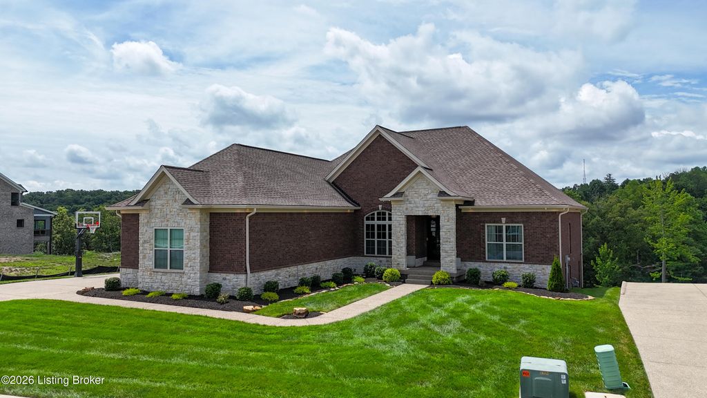 8022 Wooded Ridge Dr, Louisville, KY 40214