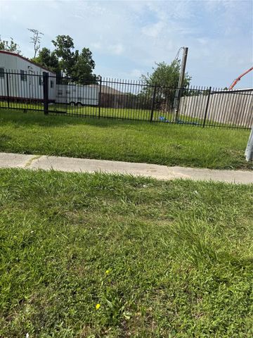 845 S Victory Drive, Houston, TX 77088