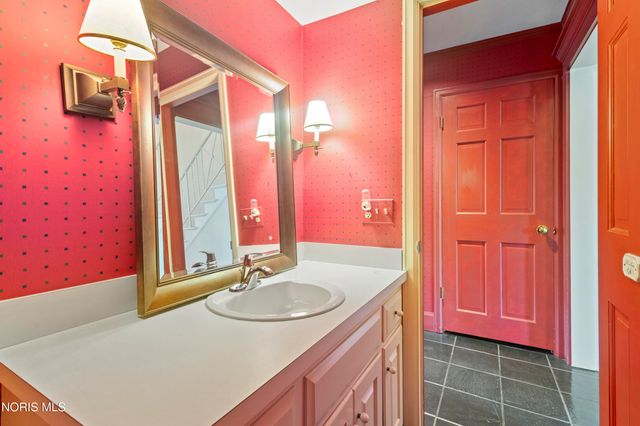 3905 Hillandale Road, Ottawa Hills, OH 43606