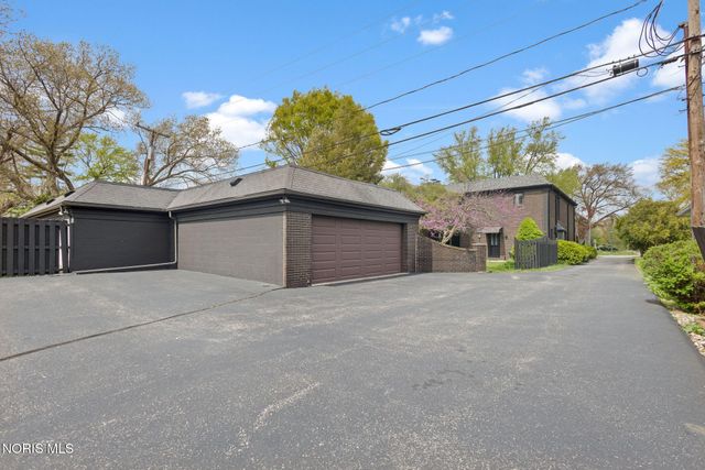 3905 Hillandale Road, Ottawa Hills, OH 43606