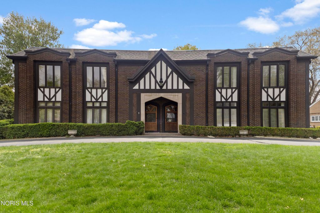 3905 Hillandale Road, Ottawa Hills, OH 43606