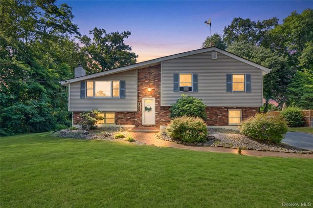 18 Pine Ridge Drive, Hopewell Junction, NY 12533