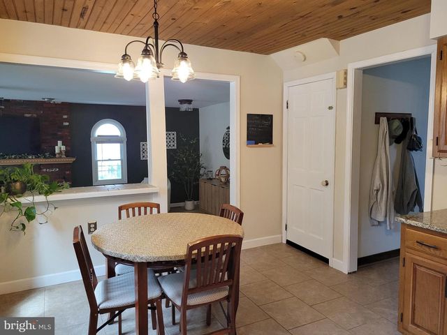 8 LUPUS LN, Sewell, NJ 08080