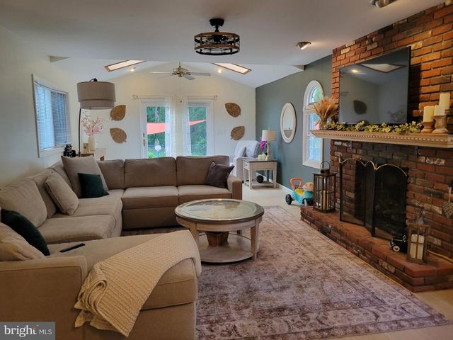 8 LUPUS LN, Sewell, NJ 08080