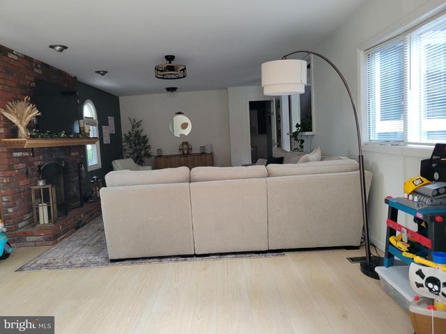 8 LUPUS LN, Sewell, NJ 08080