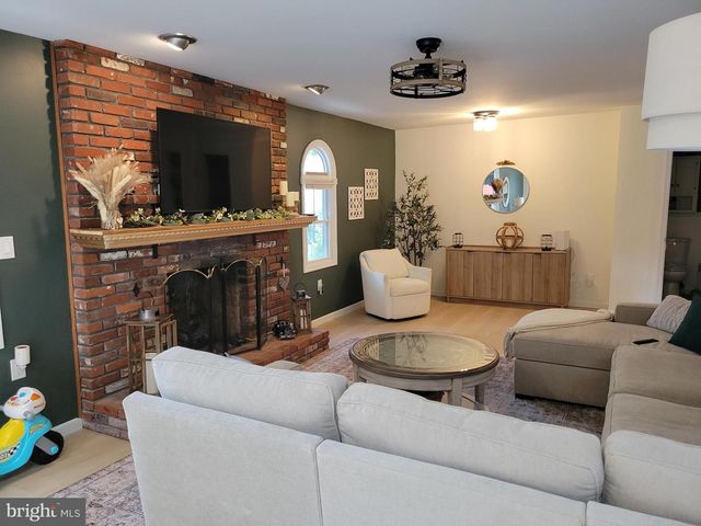 8 LUPUS LN, Sewell, NJ 08080