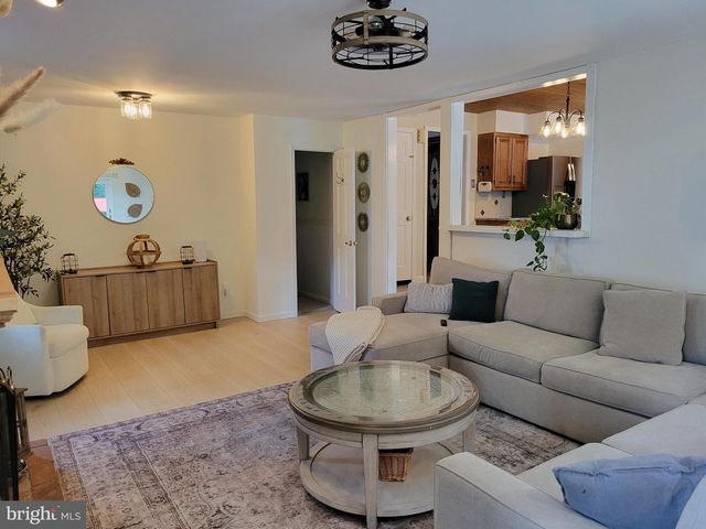 8 LUPUS LN, Sewell, NJ 08080