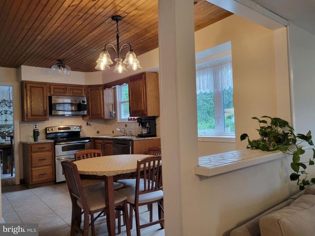 8 LUPUS LN, Sewell, NJ 08080