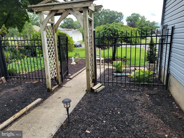 8 LUPUS LN, Sewell, NJ 08080