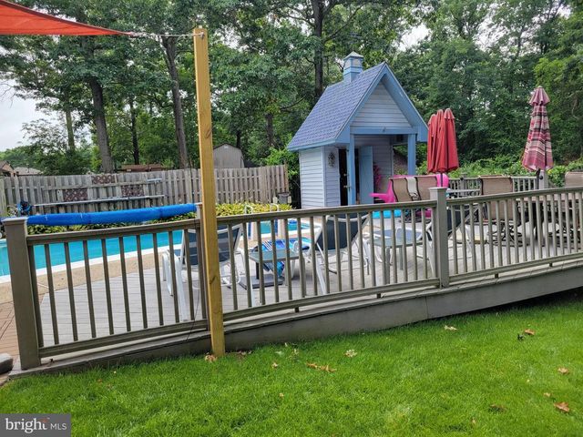 8 LUPUS LN, Sewell, NJ 08080