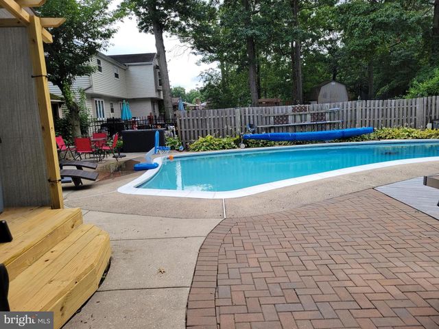 8 LUPUS LN, Sewell, NJ 08080