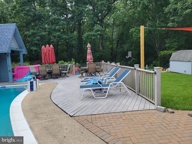 8 LUPUS LN, Sewell, NJ 08080