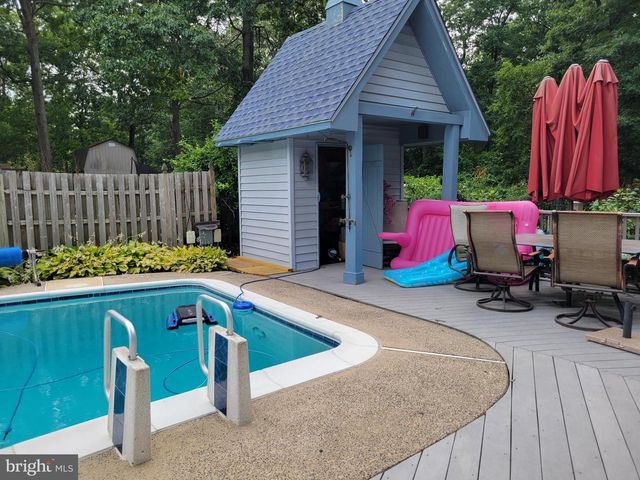 8 LUPUS LN, Sewell, NJ 08080