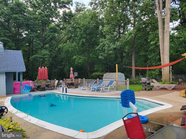 8 LUPUS LN, Sewell, NJ 08080