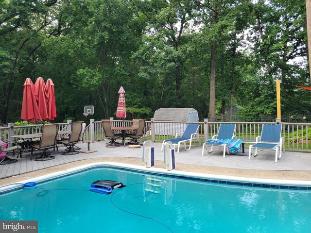 8 LUPUS LN, Sewell, NJ 08080