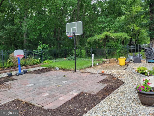8 LUPUS LN, Sewell, NJ 08080