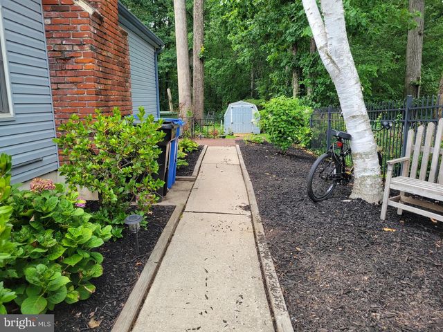 8 LUPUS LN, Sewell, NJ 08080