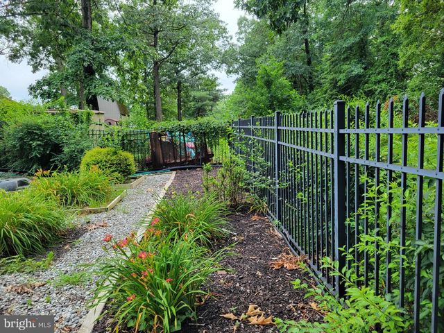 8 LUPUS LN, Sewell, NJ 08080