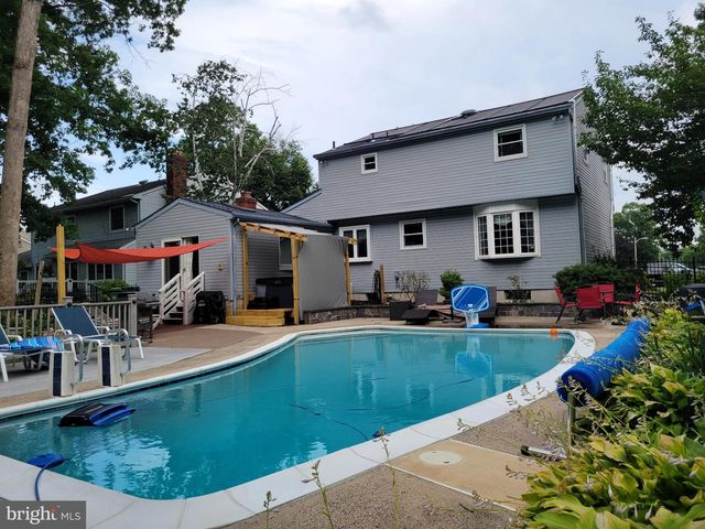 8 LUPUS LN, Sewell, NJ 08080