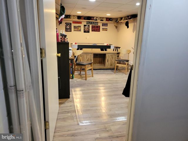 8 LUPUS LN, Sewell, NJ 08080