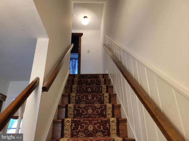8 LUPUS LN, Sewell, NJ 08080