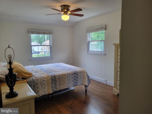 8 LUPUS LN, Sewell, NJ 08080