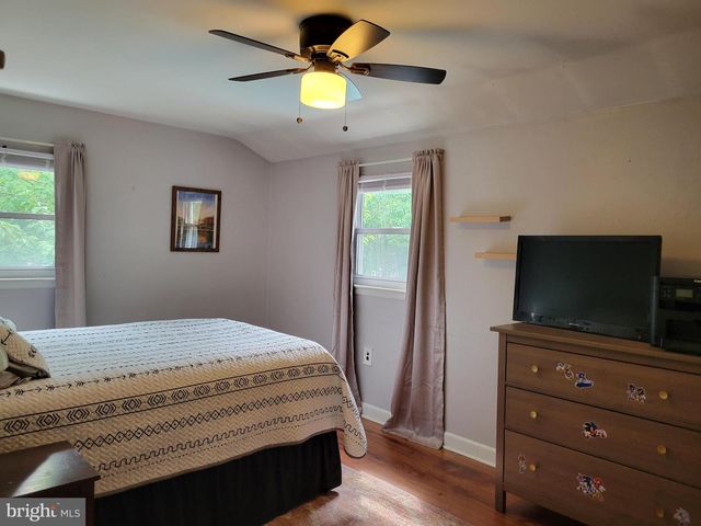 8 LUPUS LN, Sewell, NJ 08080