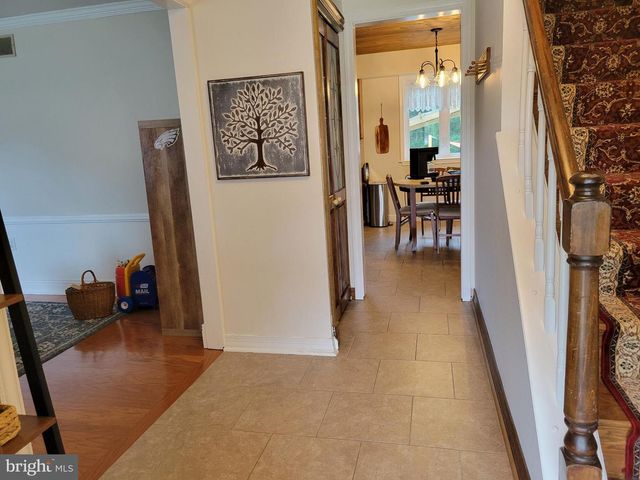 8 LUPUS LN, Sewell, NJ 08080