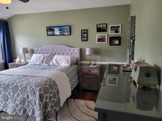 8 LUPUS LN, Sewell, NJ 08080
