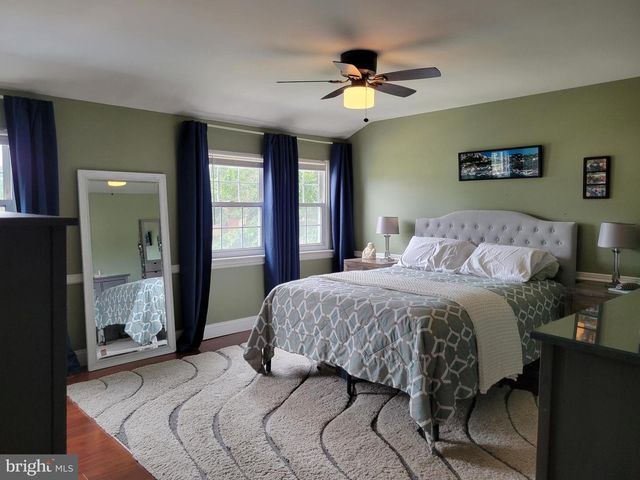 8 LUPUS LN, Sewell, NJ 08080