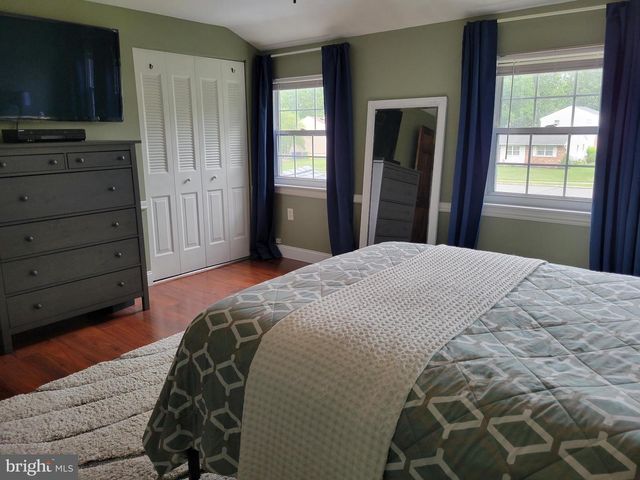 8 LUPUS LN, Sewell, NJ 08080