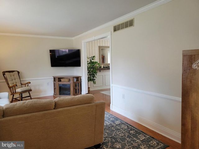 8 LUPUS LN, Sewell, NJ 08080