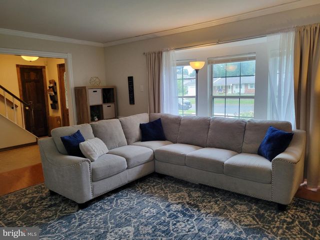 8 LUPUS LN, Sewell, NJ 08080