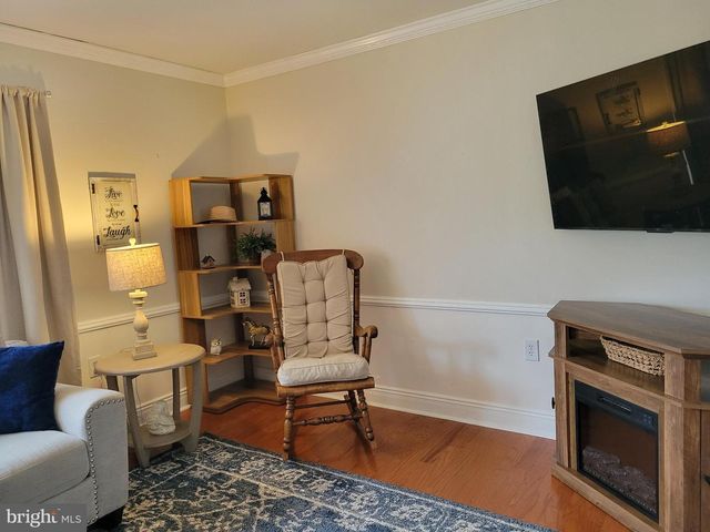 8 LUPUS LN, Sewell, NJ 08080
